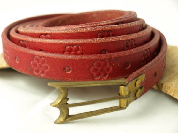 roter Gürtel mit Blütenpunzierung - red belt with flower hallmark