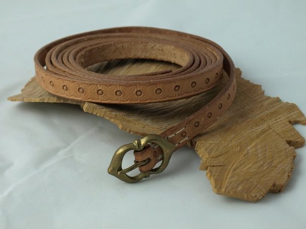 spätmittelalterlicher Gürtel mit Blatt-Punzierung - late medieval belt with a leaf hallmark